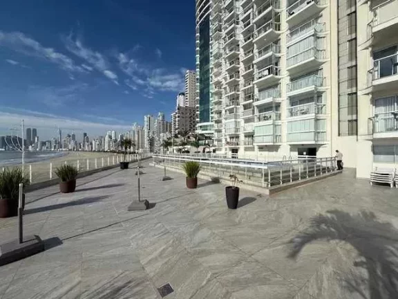 Imagem Apartamento mobiliado com 2 dormitórios e 1 vaga de garagem na Av. Atlântica em Balneário Camboriú