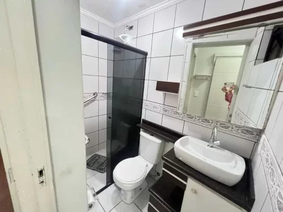 Imagem Apartamento diferenciado com 2 dormitórios sendo 1 suíte e 1 vaga de garagem a 350m da Praia Central