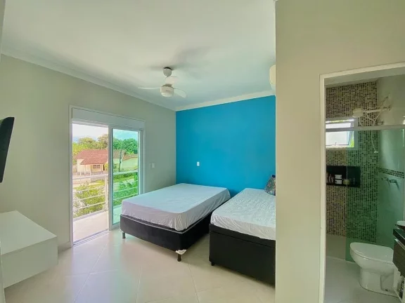 Imagem Sobrado de Luxo à Venda em Condomínio na Morada da Praia, Bertioga-SP: 4 Quartos, 4 Suítes, 5 Banheiros, 4 Vagas, 370m².