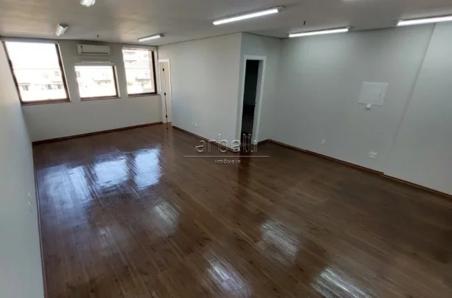 Imagem Sala comercial com 45 M², copa, 2 banheiros e 1 vaga de garagem. Linda e excelente sala, espaço fu...
