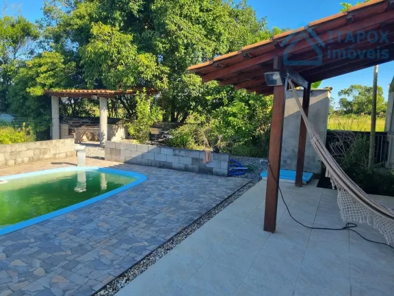 Imagem Casa com piscina tendo 2 dormitórios e 2 vagas de garagem no bairro Itapocú em Araquari