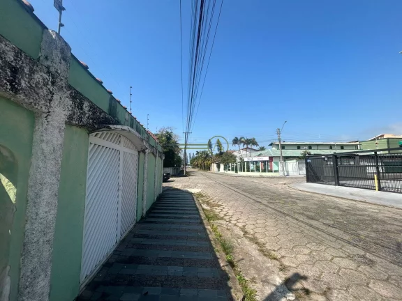 Imagem Casa à 200m do mar no centro de Peruíbe por apenas 500mil