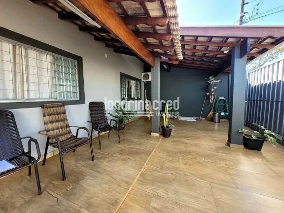 Imagem Excelente casa na Zona Norte de Londrina com 3 dormitórios (1 suíte), edícula, área gourmet, 3 vagas, ar-condicionado, câmeras e portão eletrônico!