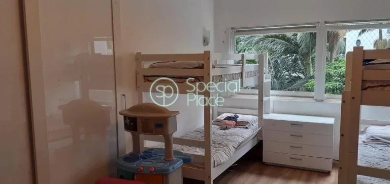 Imagem Apto totalmente reformado e amplo em localizaÃ§Ã£o excepcional! PÃ© direito alto e living com janelÃ...