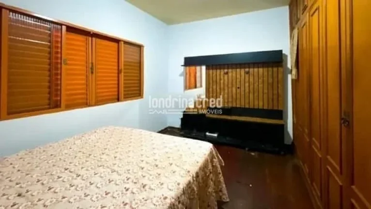 Imagem Casa no Jardim Santa Rosa contendo 03 dormitórios, sendo 01 suíte, WC social, lavabo e cozinha. Fundos com 02 cômodos e WC social