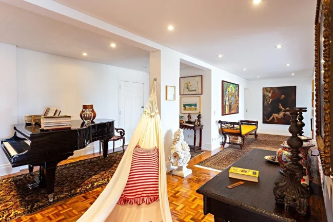Imagem Apartamento 230M², 3Q, 1 Suíte, 2 Salas, 4 Banheiros, 1 Vaga, Banheira, Lavabo, Ar Condicionado Central, Banheiro de Serviço.
