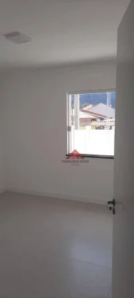 Imagem Excelentes casas em centro de terreno, com dois pavimentos ,primeira locação,sendo constituida de Sala ,03 quartos,02 suites, cozinha,lavanderia