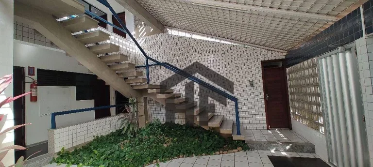 Imagem Casa Comercial para alugar ou vender, com 9 salas, localizada em Casa Forte, Recife - Pernambuco