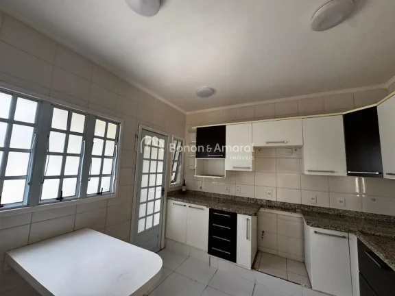 Imagem Encante-se com esta charmosa casa à venda em um dos condomínios mais desejados do bairro! Com ambi...