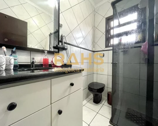 Imagem Ótimo sobrado averbado localizado no Saguaçu, com amplo espaço de fundos, com churrasqueira, pisc...