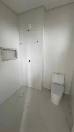 Imagem Apartamento com 3 suítes e 2 vagas de garagem em Meia Praia, Itapema/SC