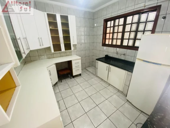 Imagem Casa para locação em Praia Grande-SP, no bairro Tupi: 3 quartos, 1 suíte, 1 sala, 2 banheiros, 4 vagas de garagem, 250m².