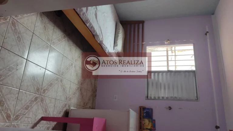 Imagem Vendo Oportunidade no Jardim Fraternidade. Casa Terreno, com 200m2 de área Total, o imóvel conta com, 3 dormitórios, sendo 1 Suíte, 2 vagas de Garagem, Edícula de 3 cômodos, Lavanderia, Aceita Financiamento, aceita Permuta. Valor de Oportunidade R$ 530K, 