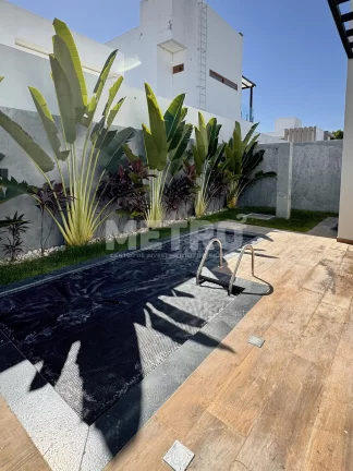 Imagem Casa à venda no Alphaville com três suítes, gourmet com piscina e churrasqueira