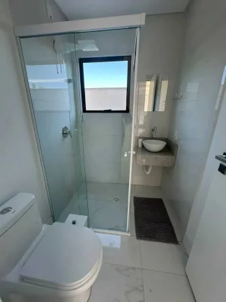 Imagem Apartamento mobiliado com 2 dormitórios sendo 1 suíte e 2 vagas de garagem – Bombinhas/SC