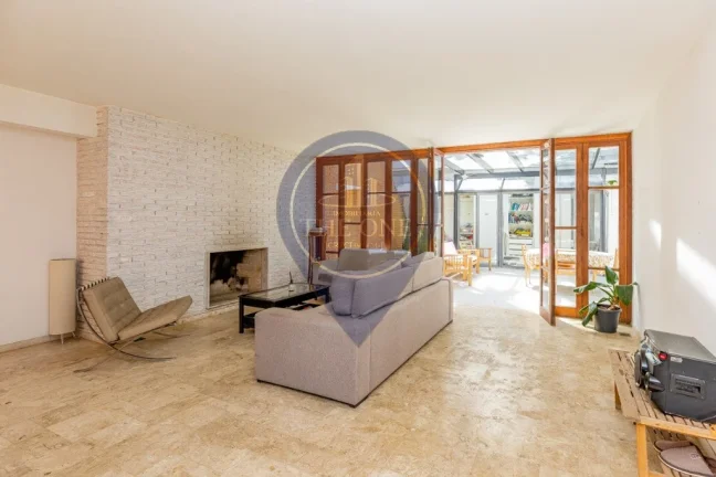 Imagem Casa de luxo na Vila Madalena: 4 quartos, 4 suítes, 2 salas, 6 banheiros, 2 vagas, 376m² - São Paulo-SP.