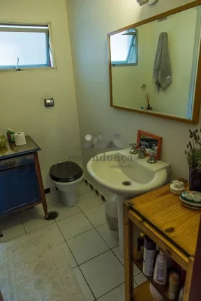 Imagem Apartamento totalmente reformado, com piso de madeira, living para 02 ambientes, 03 dormitórios sen...