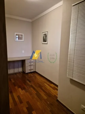Imagem Sobrado à Venda com 300m², 3 dormitórios, 1 suíte, 2 salas e 7 vagas!!!
