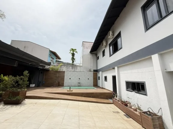 Imagem Sobrado a 120m do mar, com piscina, na Praia de São Miguel, em Penha. Conforto e estilo para sua família. Venda pela Adriano Carpes Imóveis.