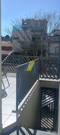 Imagem Casa Imponente com 2 Dormitórios, sacada ampla.