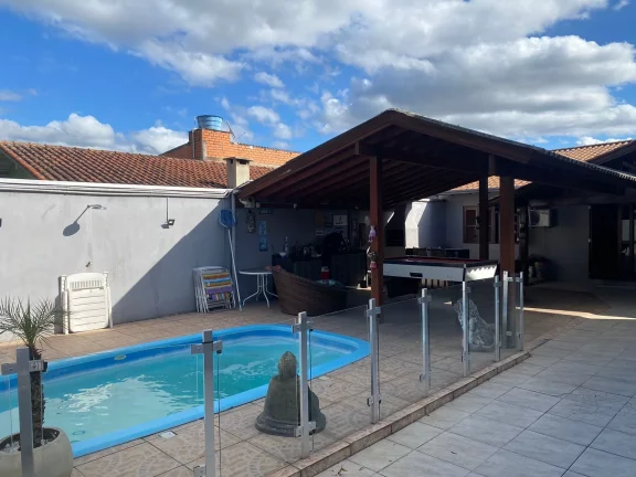 Casa de 4 quartos com piscina aquecida em Excelente Localização de Campo Bom.