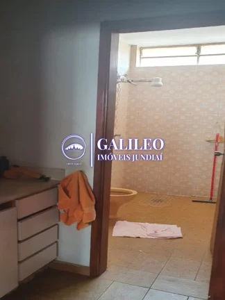 Imagem OPORTUNIDADE DE NEGÓCIO! GALPÃO + CASA COM 4 DORMITÓRIOS -SALA DE ESTAR/JANTAR- ÁREA TOTAL 826M² - ÓTIMA LOCALIZAÇÃO, PRÓX. AO MAXI SHOPPING -JUNDIAÍ