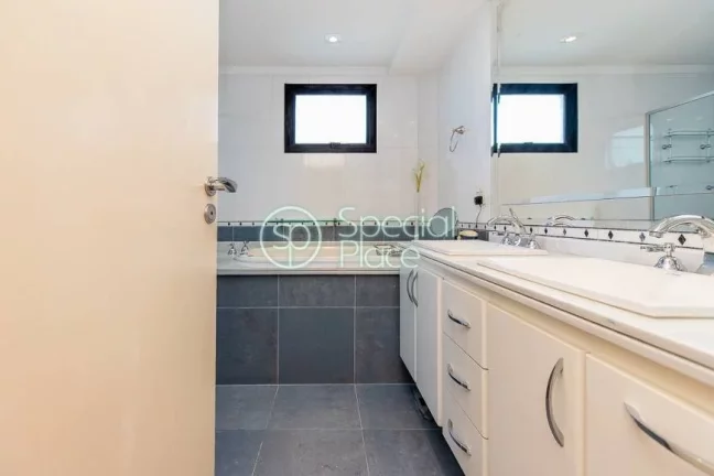 Imagem Cobertura duplex com lazer privativo, piso superior com ares de casa, possui um living amplo para tr...