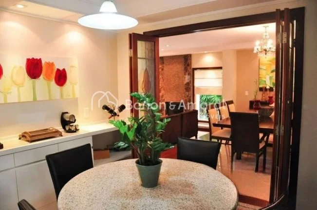 Imagem Linda e espaçosa casa! A residência possui 4 quartos, sendo todos suítes com ar condicionado e ba...