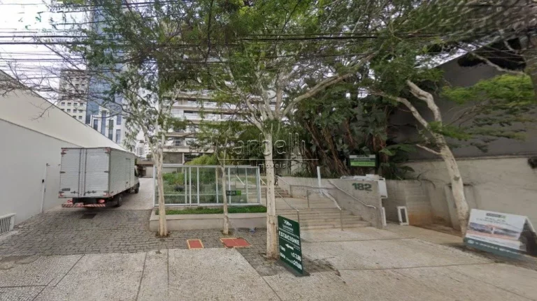 Imagem Sala com 33 M² com ar-condicionado, 1 banheiro, janelas amplas, sacada com vista panorâmica, piso ...