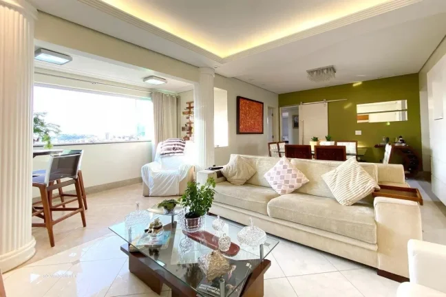Imagem Este espaçoso apartamento oferece uma combinação perfeita de conforto e conveniência. Com quatro...