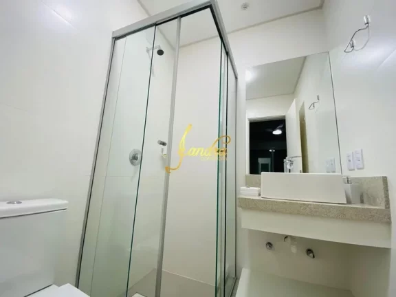 Imagem Lindo sobrado em condomínio fechado com piscina com 05 suítes