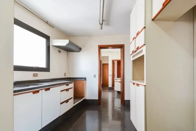 Imagem Apartamento 274M², 4Q, 1 Suíte, 4 Banheiros, 3 Vagas, Varanda, Piscina, Salão de Festas, Playground, Quadra, Hidro, Despensa.