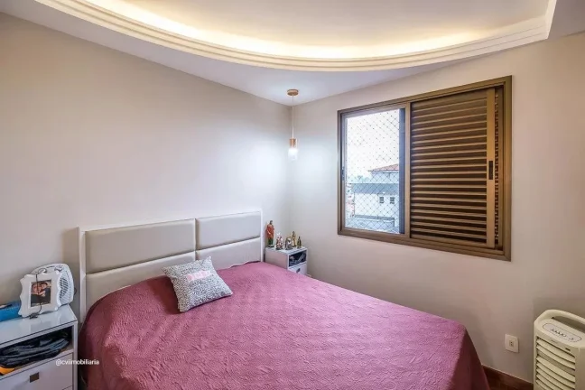 Imagem Este apartamento espaçoso oferece 135 metros quadrados de área, com 4 quartos bem distribuídos e ...