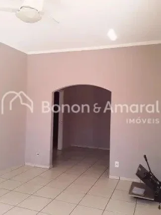 Imagem Excelente oportunidade para morar ou investir! Esta casa oferece uma estrutura ampla e funcional, pe...