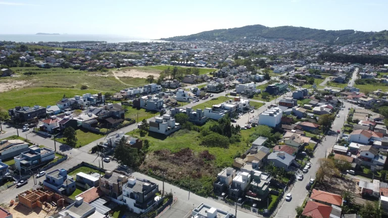 Imagem Terrenos 687m² no Ambrósio, Garopaba. 5 min do mar. Matrícula e viabilidade. Oportunidade!