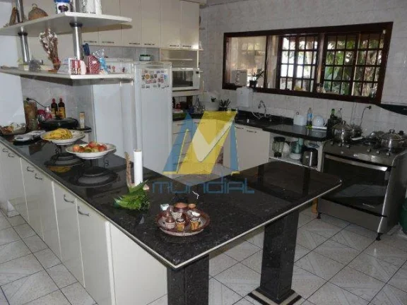 Imagem Descubra o charme atemporal deste sobrado com arquitetura clássica, perfeito para quem valoriza esp...