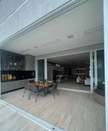 Imagem Casa de alto padrão com 4 suítes e 8 vagas de garagem no Centro de Camboriú