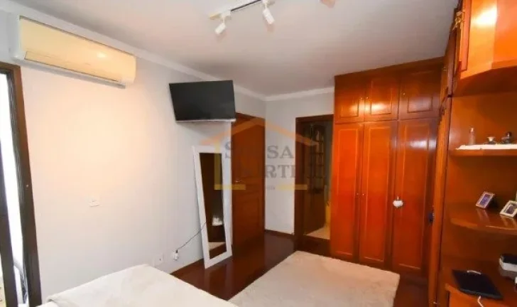Imagem Apartamento com 3 dormitórios, sendo 1 suíte, totalizando 4 banheiros. Possui 150 m² de área, lo...