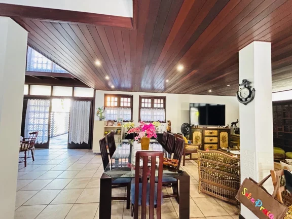 Imagem Imponente casa à venda em Riviera de São Lourenço Módulo 20: 5 quartos, 2 suítes, 3 salas, 4 vagas, 317m² de área.