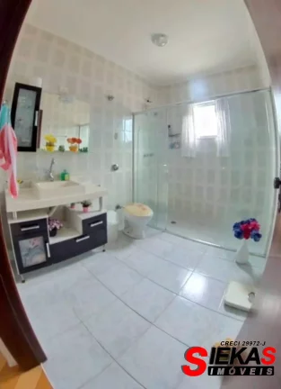 Imagem Imóvel de alto padrão com 3 quartos, 1 suite e 4 vagas de garagem no bairro Carrão, São Paulo-SP.