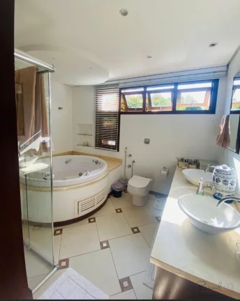 Imagem Essa casa incrível, tem uma identidade única, extremamente elegante, com muita luz e ventilação ...