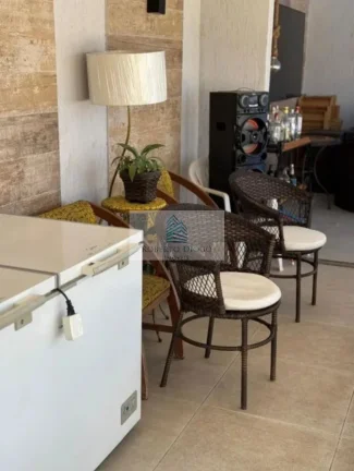 Imagem Casa à venda em Maricá-RJ: 2 quartos, 1 sala, 3 banheiros, 5 vagas de garagem, 141 m² no Jardim Atlântico Leste. Venha conferir!