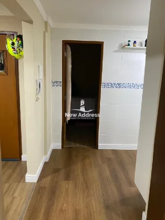 Imagem Apartamento 2 quartos reformado com 70m², piso laminado novo, cozinha planejada e banheiro renovado. Oportunidade! Não aceita financiamento bancário.