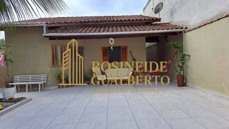 Imagem Casa Elegante com 4 Dormitórios a 700 metros da praia de Massaguaçu.