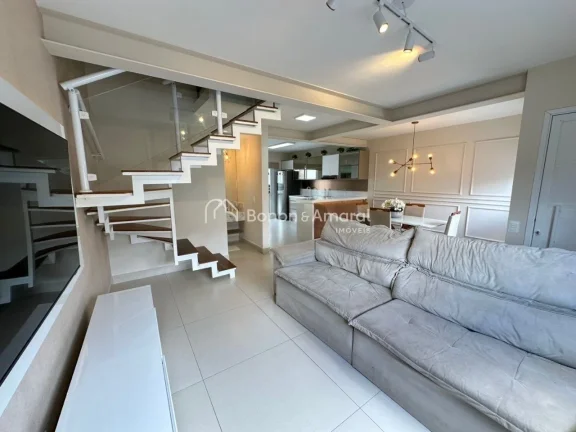 Imagem Encante-se com esta charmosa casa localizada em um condomínio de arquitetura moderna e aconchegante...
