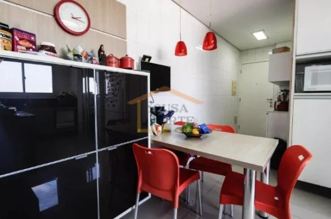 Imagem Apartamento amplo, 3 dormitórios, sendo 3 suítes, totalizando 4 banheiros, equipado com armários ...