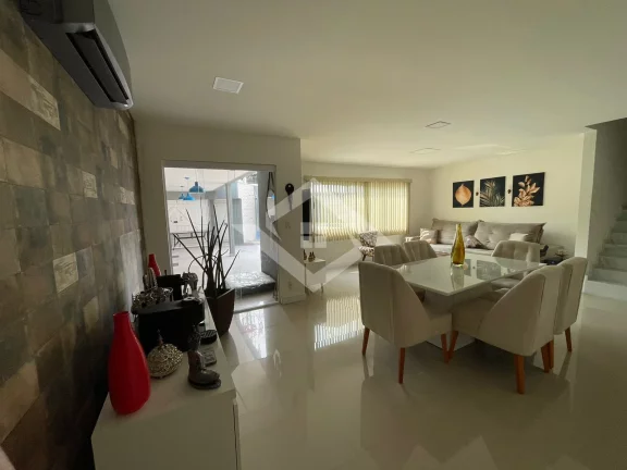 Imagem Casa Dúplex em Condomínio Fechado: Conforto e Segurança