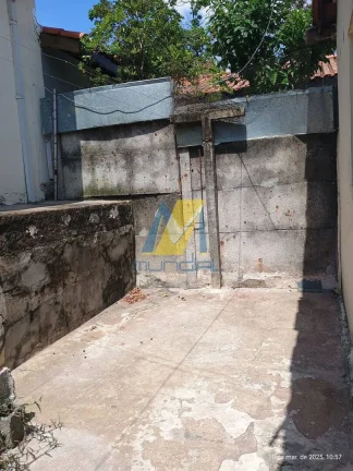 Imagem Casa Espaçosa com Edícula e Ambientes Independentes - Excelente Local.