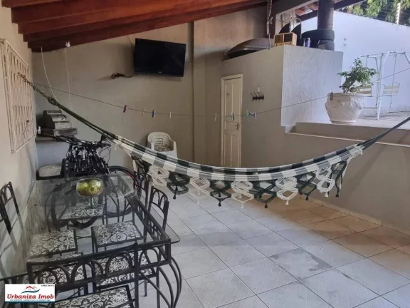 Imagem Casa Térrea à Venda no Centro de Campo Grande/MS contendo 1 Suíte + 2 Dormitórios + Sala Ampla e 3 Vagas em 204,16 m2 de Área Útil + 500 m2 de Terreno