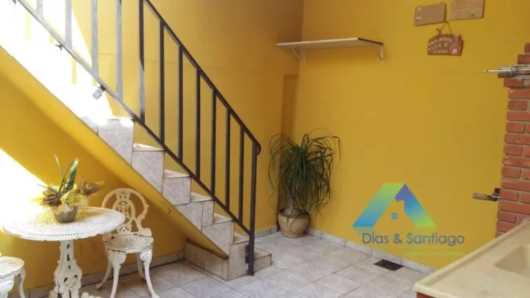 Imagem Lindo sobrado com 3 dormitórios, 4 vagas de garagem em bairro calmo e com amplo comercio nas proximidades, fácil acesso a principais avenidas.